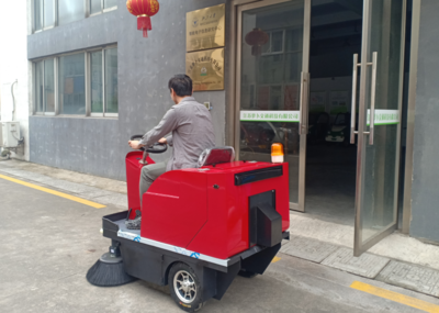 山東青島客戶咨詢駕駛式電動(dòng)掃車采購及旅游信息雙重需求解析